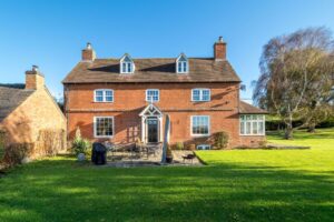 Luxury house for sale in Warwickshire with Nikki Homes