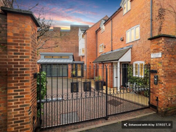 Gated, town centre location, Stratford upon Avon