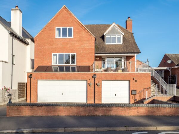 **FIELD VIEWS TO FRONT AND REAR**