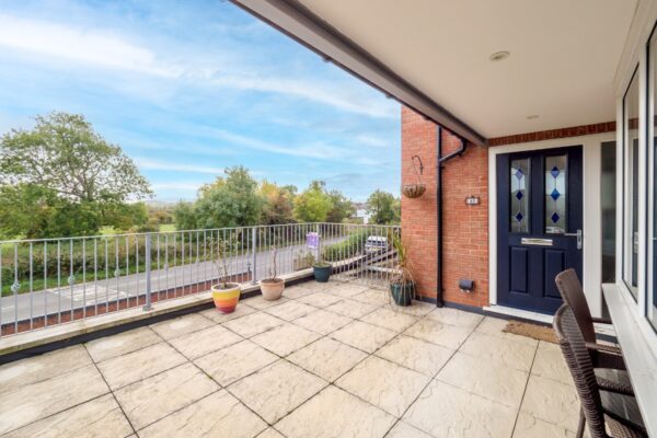 **FIELD VIEWS TO FRONT AND REAR**