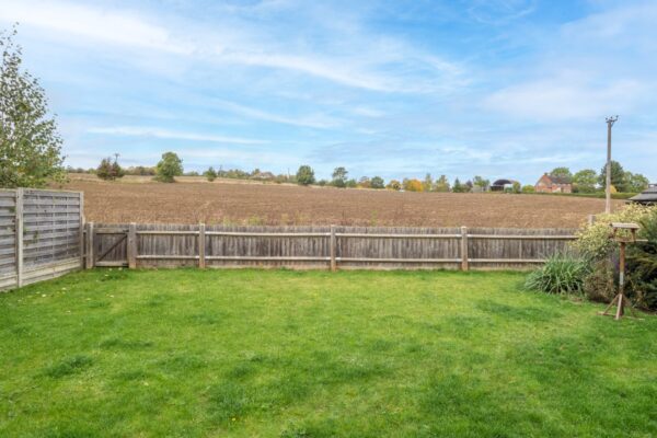**FIELD VIEWS TO FRONT AND REAR**