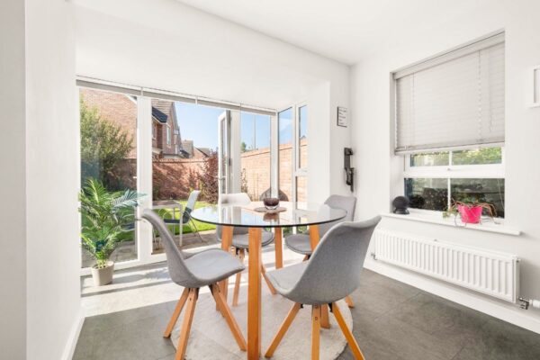 Nightingale Avenue, Warwick