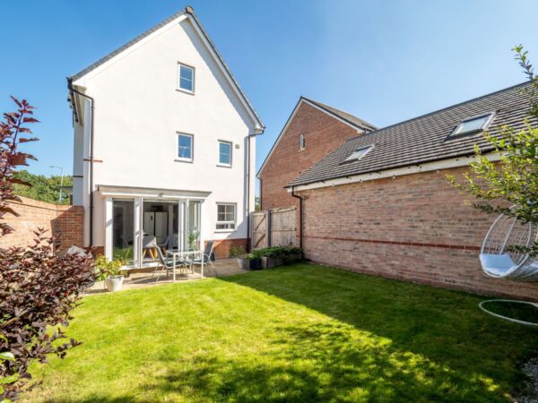 Nightingale Avenue, Warwick