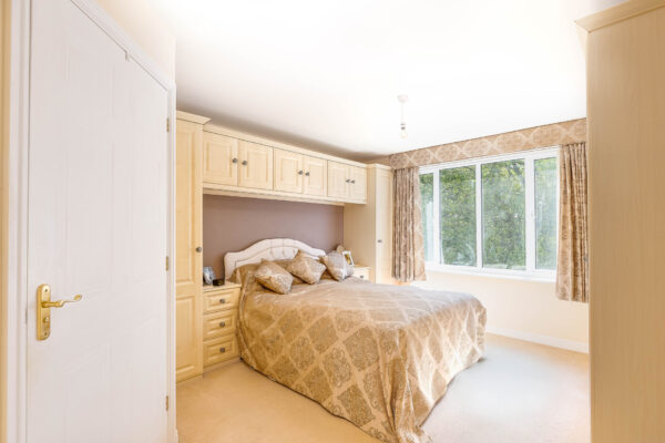 Stunning WATERSIDE apartment in Evesham