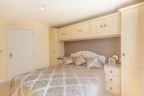 Stunning WATERSIDE apartment in Evesham