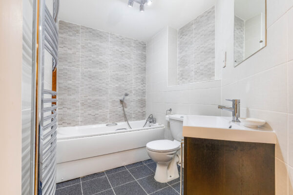 Stunning WATERSIDE apartment in Evesham