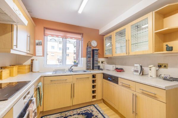 Stunning WATERSIDE apartment in Evesham