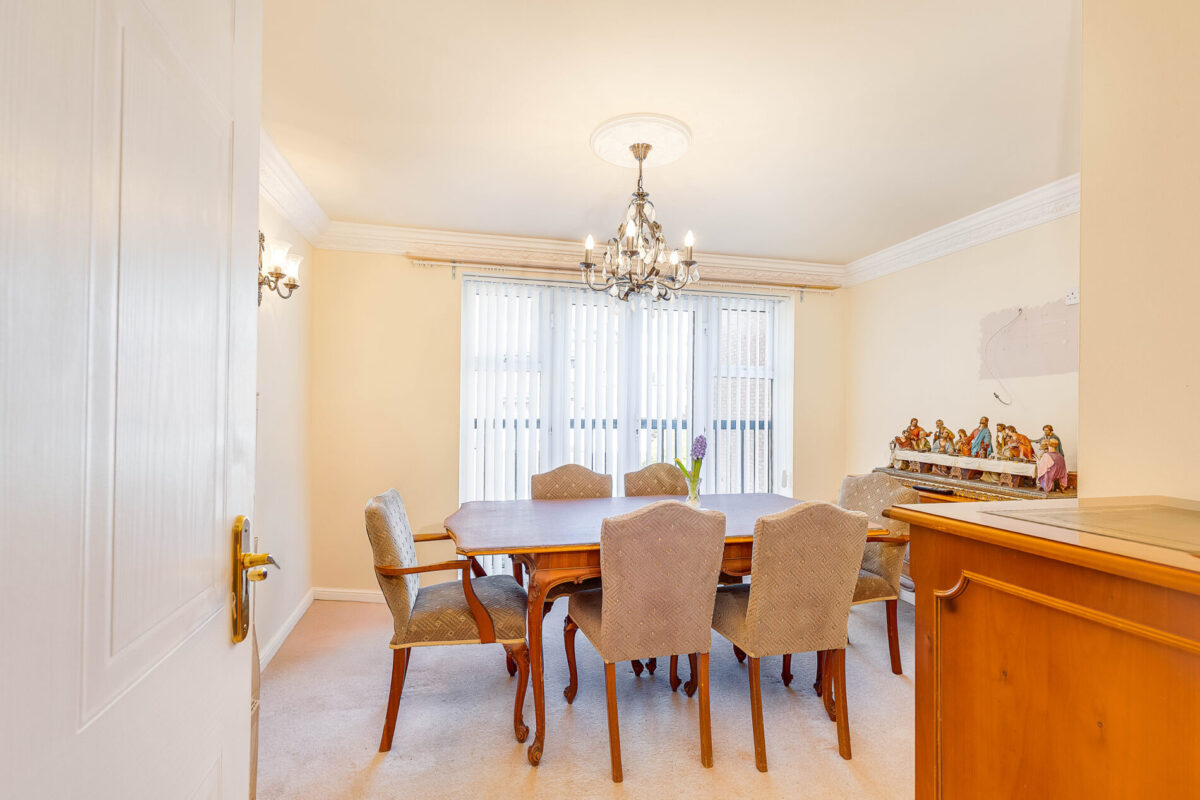 Stunning WATERSIDE apartment in Evesham