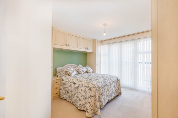 Stunning WATERSIDE apartment in Evesham