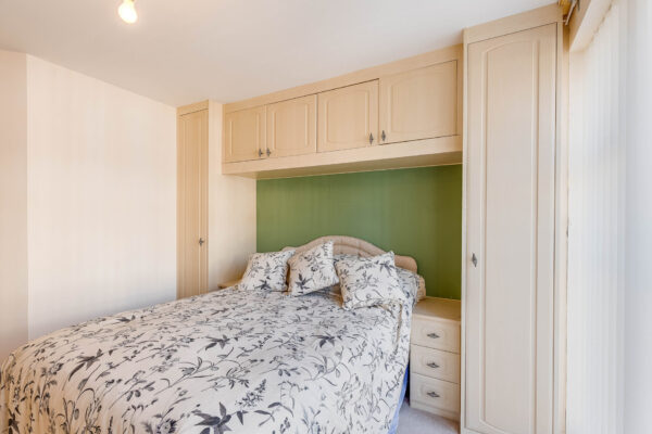 Stunning WATERSIDE apartment in Evesham