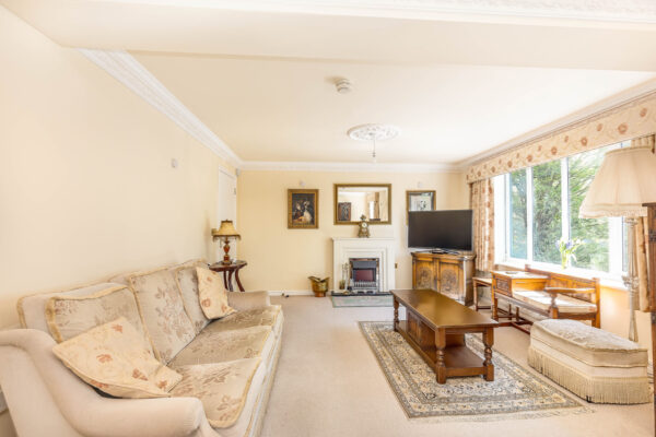Stunning WATERSIDE apartment in Evesham