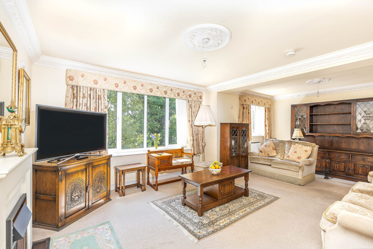 Stunning WATERSIDE apartment in Evesham