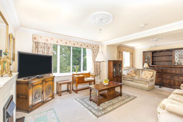 Stunning WATERSIDE apartment in Evesham