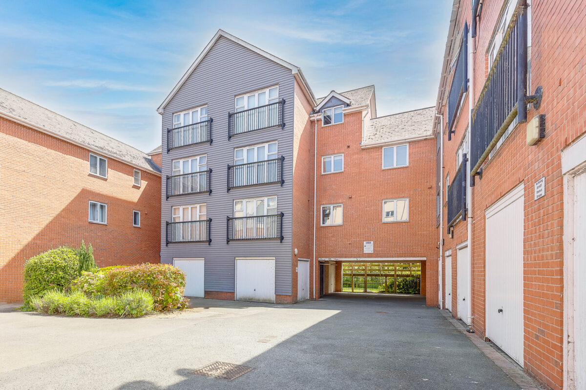 Stunning WATERSIDE apartment in Evesham
