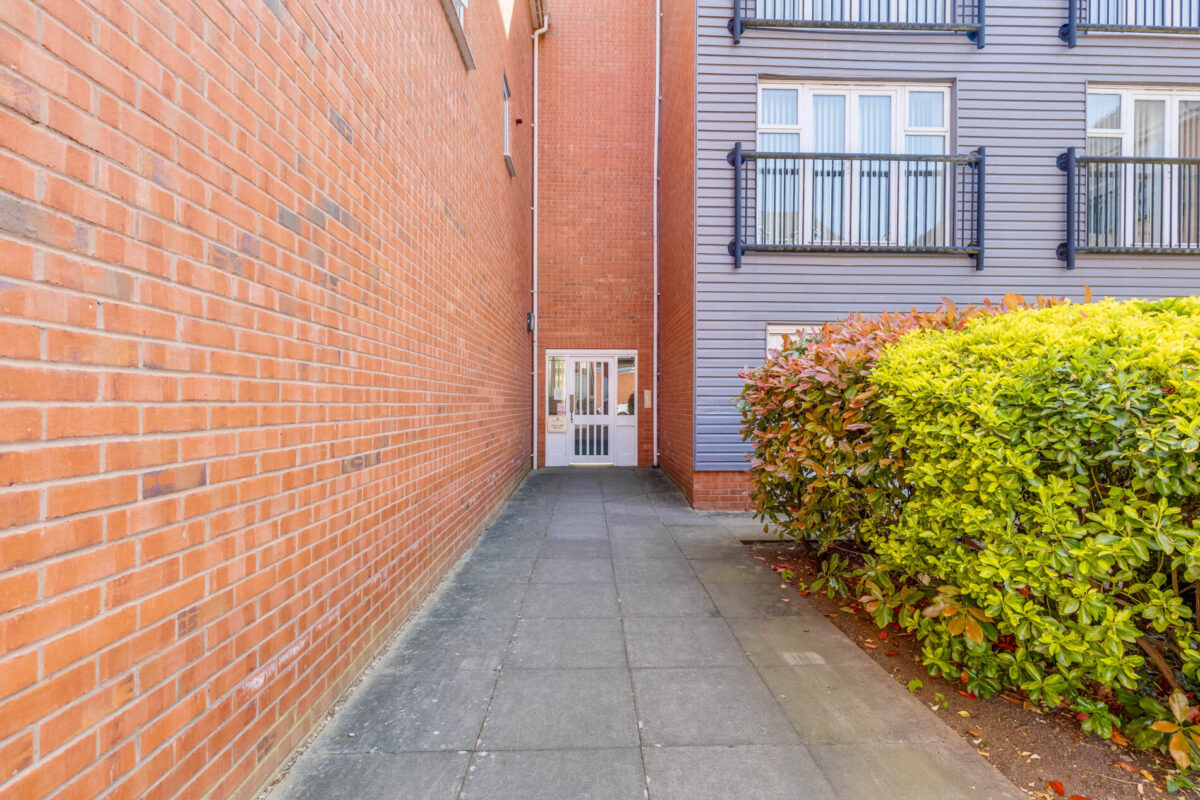 Stunning WATERSIDE apartment in Evesham