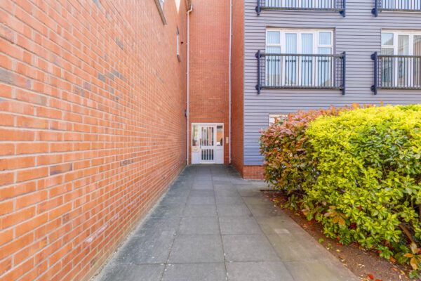 Stunning WATERSIDE apartment in Evesham