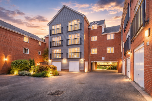 Stunning WATERSIDE apartment in Evesham