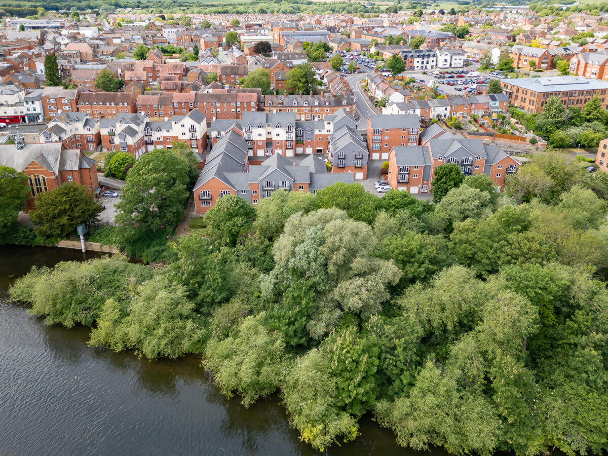 Stunning WATERSIDE apartment in Evesham