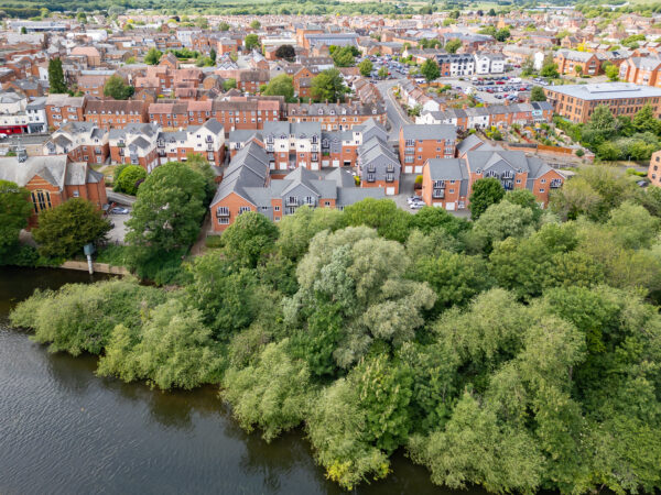 Stunning WATERSIDE apartment in Evesham