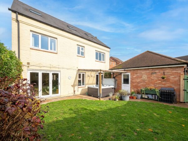 Congreve Way, Stratford - GARAGE and Parking