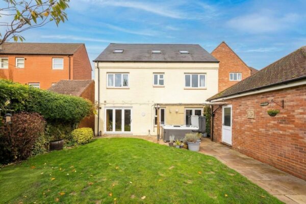 Congreve Way, Stratford - GARAGE and Parking