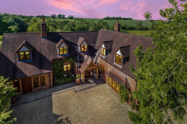 **STUNNING Home With FIELD VIEWS** Church Road, Snitterfield, Stratford-upon-Avon