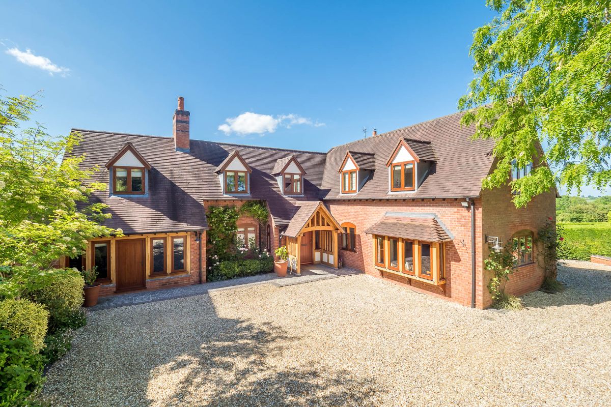 **STUNNING Home With FIELD VIEWS** Church Road, Snitterfield, Stratford-upon-Avon