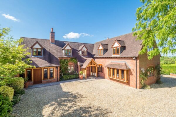 **STUNNING Home With FIELD VIEWS** Church Road, Snitterfield, Stratford-upon-Avon