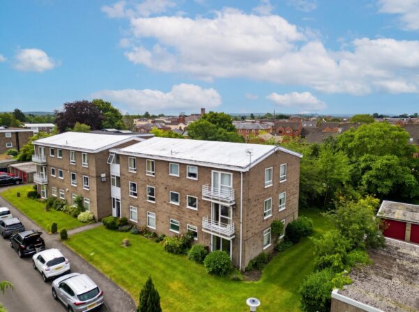 2 bed canal side apartment with garage, walking distance to town