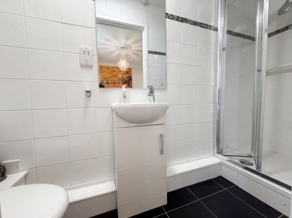 2 bed canal side apartment with garage, walking distance to town