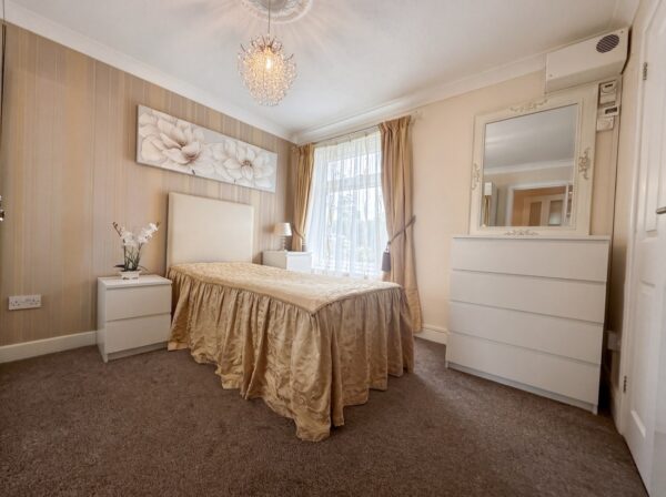 2 bed canal side apartment with garage, walking distance to town