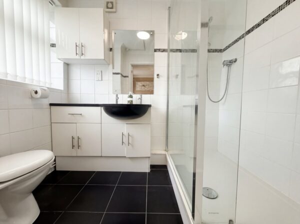 2 bed canal side apartment with garage, walking distance to town