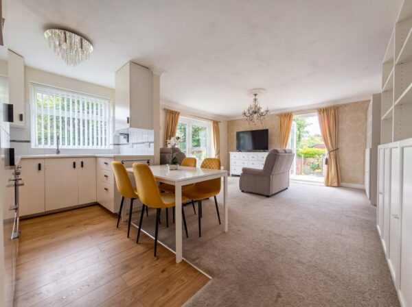 2 bed canal side apartment with garage, walking distance to town