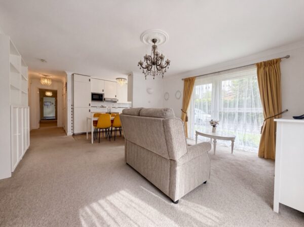 2 bed canal side apartment with garage, walking distance to town