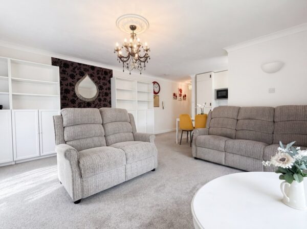 2 bed canal side apartment with garage, walking distance to town
