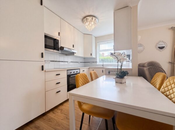 2 bed canal side apartment with garage, walking distance to town