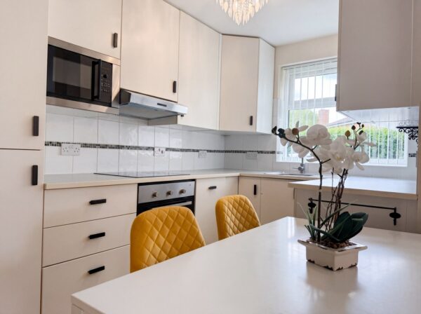 2 bed canal side apartment with garage, walking distance to town