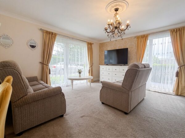 2 bed canal side apartment with garage, walking distance to town
