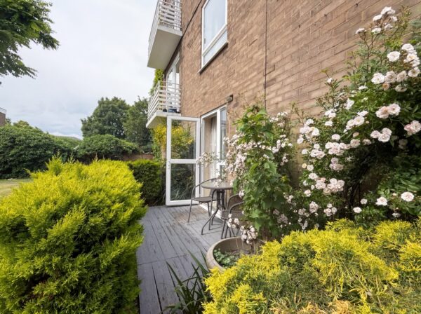 2 bed canal side apartment with garage, walking distance to town
